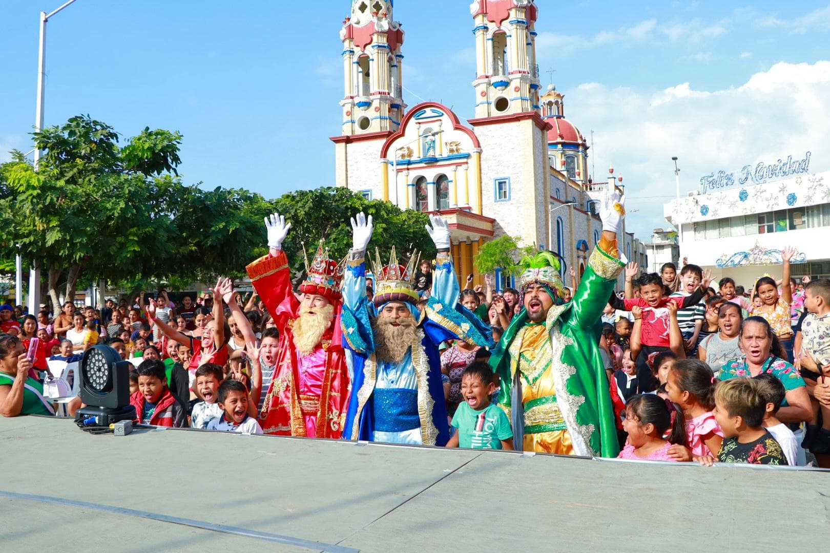 Alegran a niños paraiseños con Festival de Día de Reyes