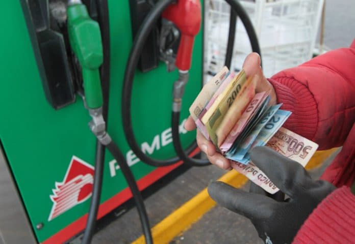 Impuestos a combustibles representan el 40% del costo