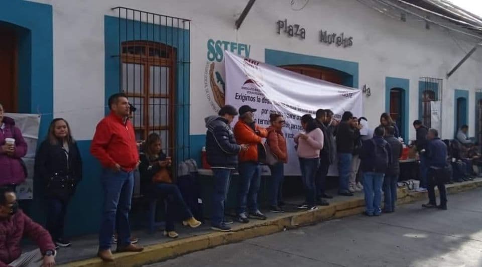 Piden docentes destitución de funcionario del Seguro