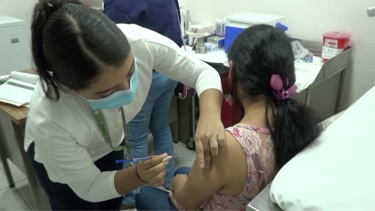 Retoman tabasqueños inmunización contra COVID
