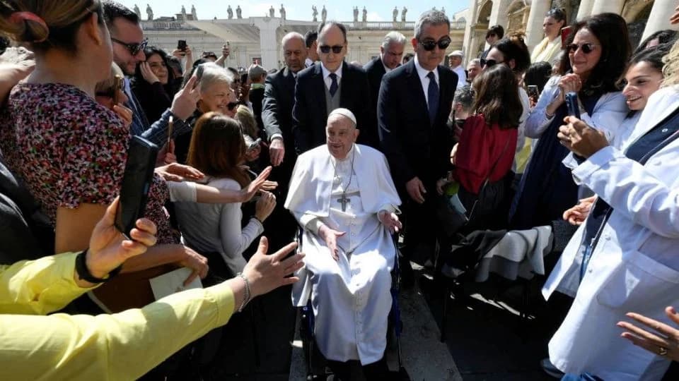Papa Francisco reaparece este domingo y da breve mensaje