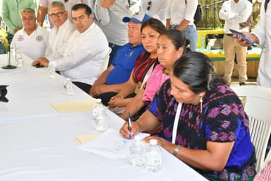 ImagenFirman pobladores de Pantelhó pacto de civilidad
