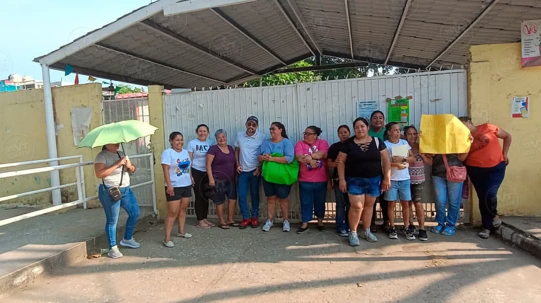 En plena onda de calor, toman clases afuera de salones por falta de luz 