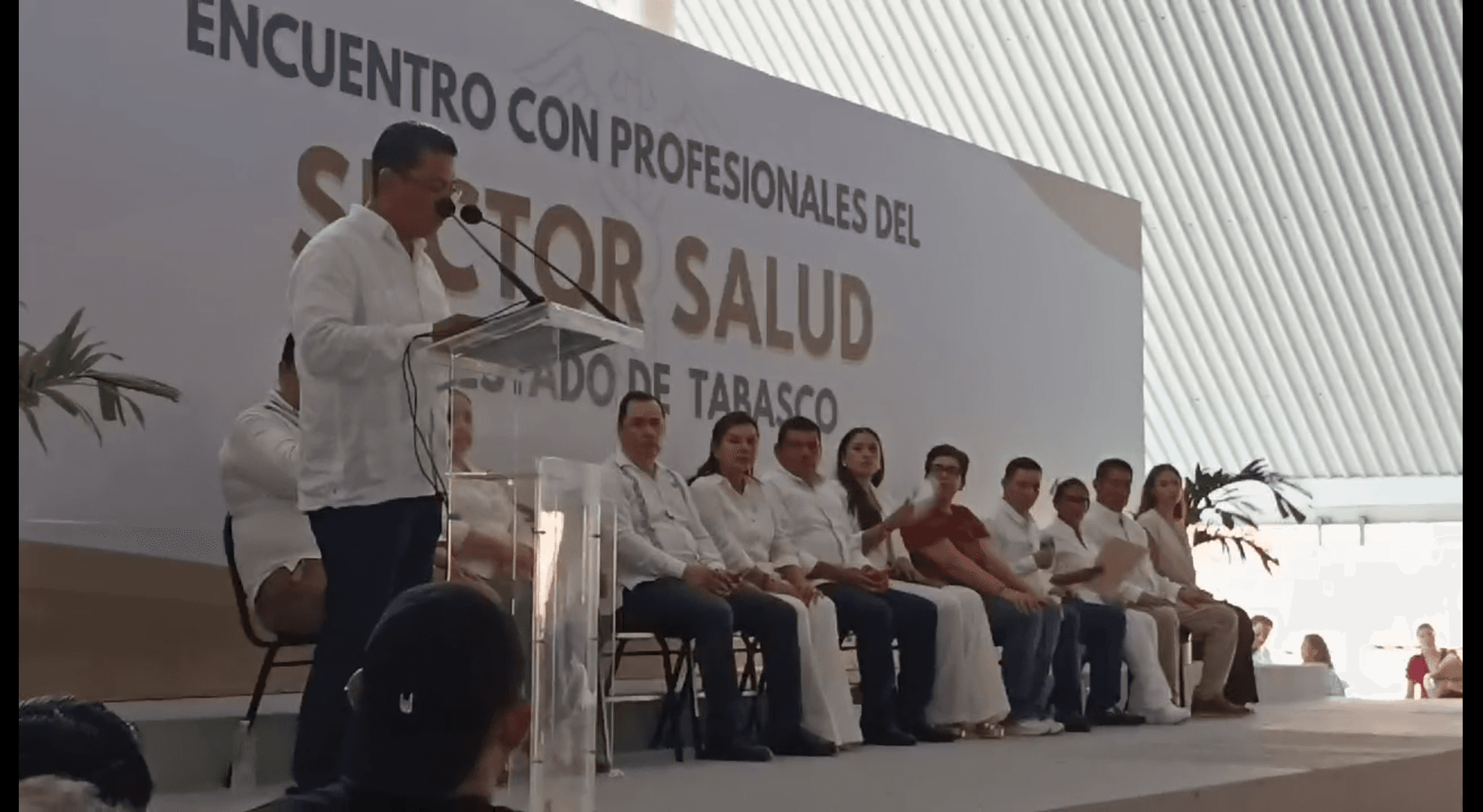Salarios e infraestructuras dignas plantean trabajadores de Salud a May