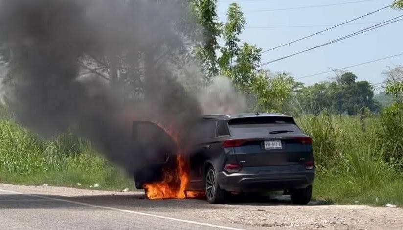Arde vehículo en la Villahermosa - Teapa y dejan cartulinas de amenaza en Playas del Rosario 