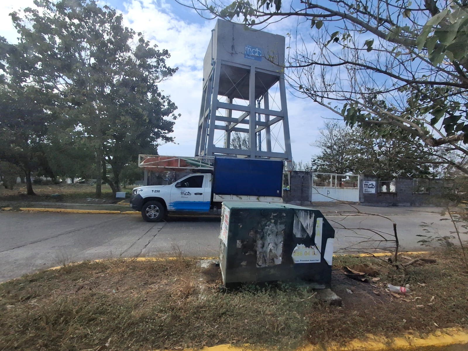 Mega fuga de agua potable en Arboledas San Ramón