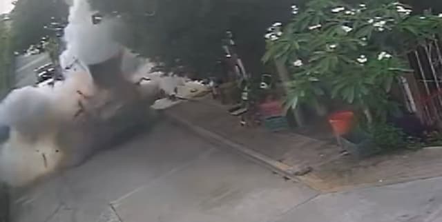 Explota camioneta de la hija del alcalde de Cazones