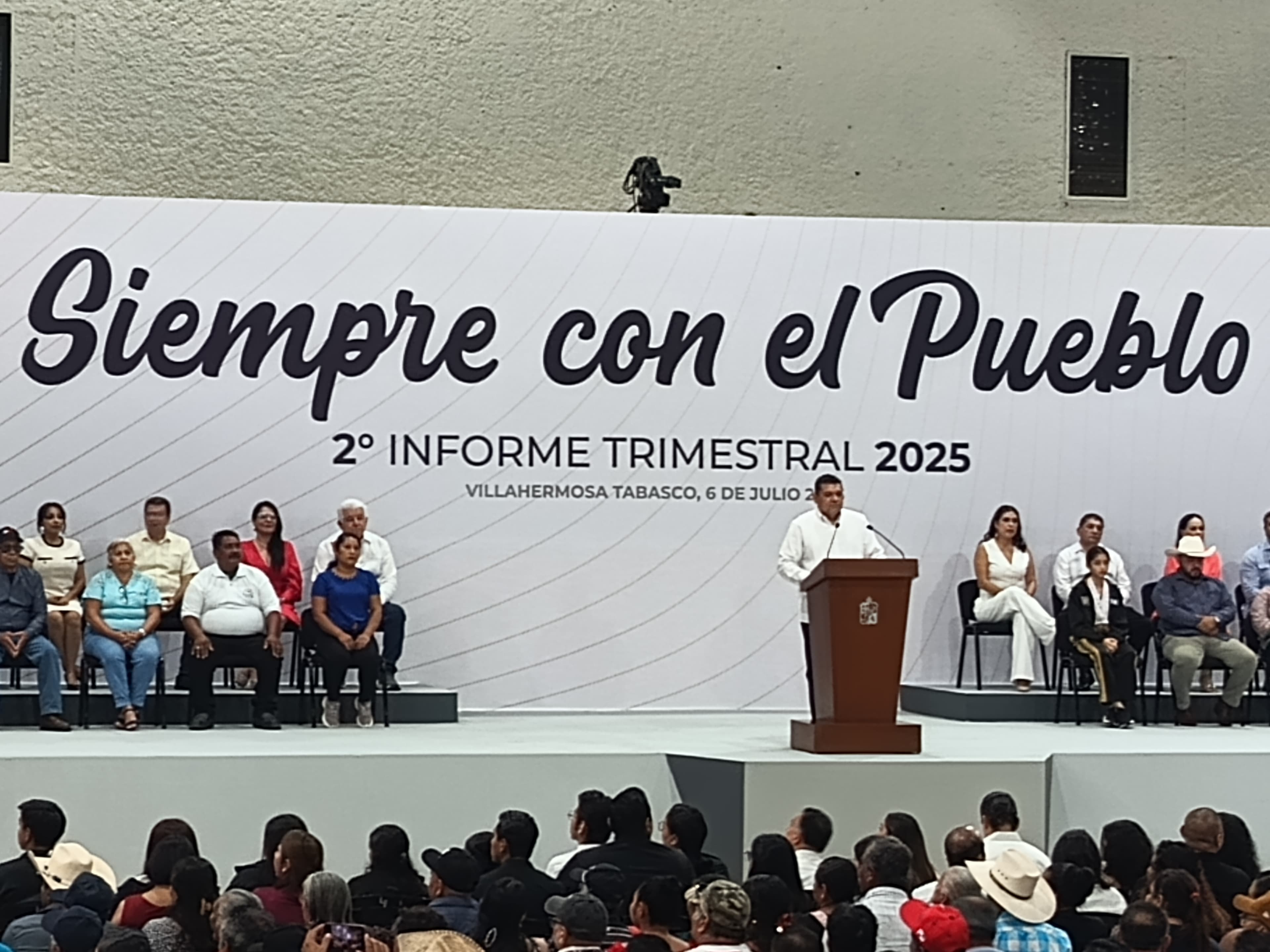 Ridiculiza May a detractores y presume sus 'otros datos'