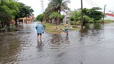ImagenSe inunda por aguacero colonia en Veracruz