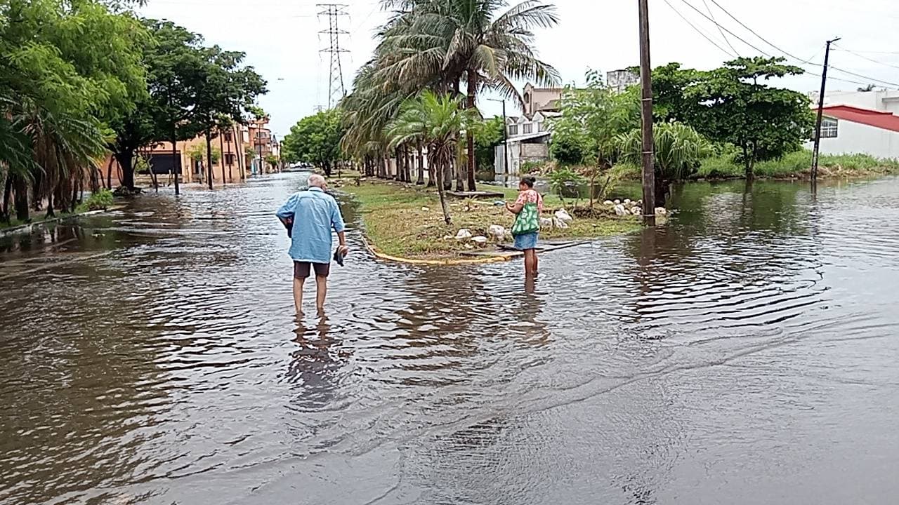 Se inunda por aguacero colonia en Veracruz