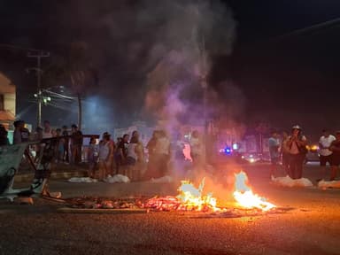 ImagenBloquean avenida por falta de luz en Cancún
