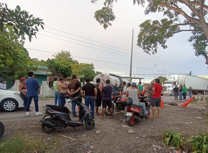 Bloquean carretera del Golfo en Atasta, Campeche