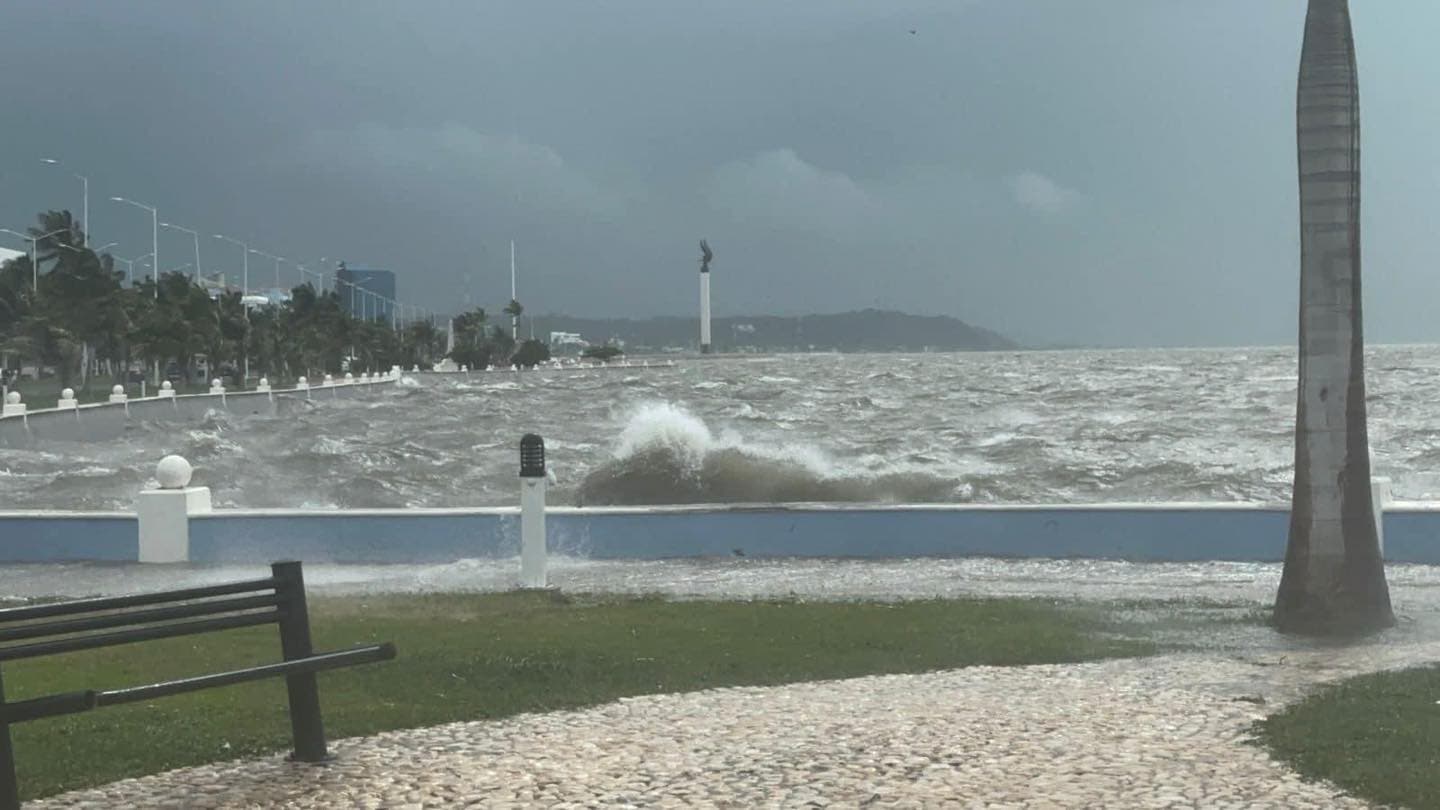 Fuertes oleajes provocan desbordamientos del mar