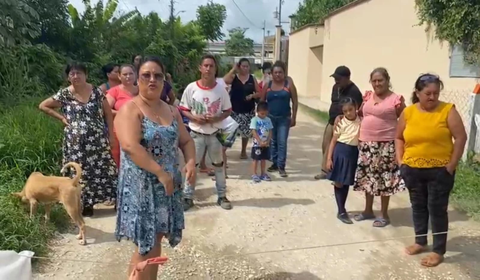 Vecinos bloquean acceso de R/a González 