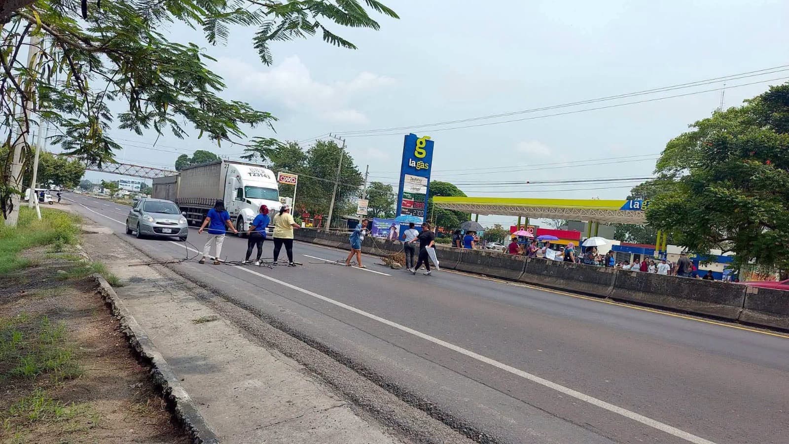 Padres de familia de primaria logran restitución de maestra con bloqueo de la Villahermosa - Frontera