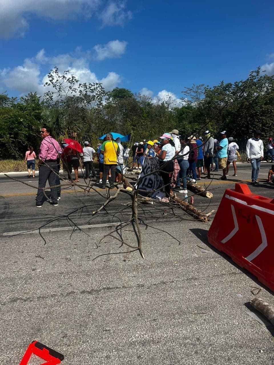 En Mahahual amagan con bloquear carretera Bacalar-Tulum