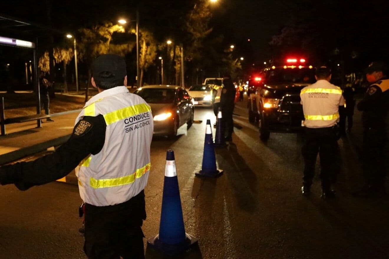 Detienen a dos presuntos militares por negarse a prueba de alcoholímetro 