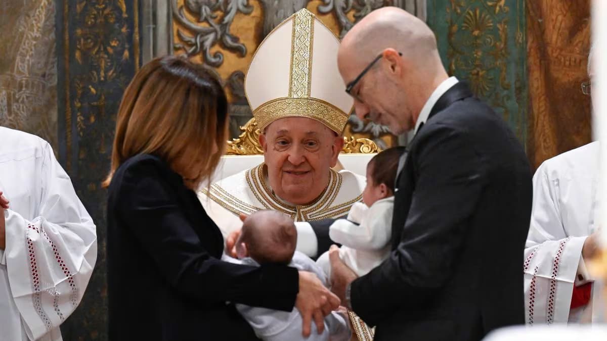 Pide Papa la prohibición universal de maternidad subrogada