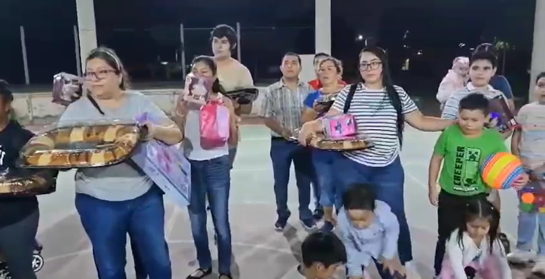 Regala CJNG Roscas de Reyes y juguetes en Tabasco