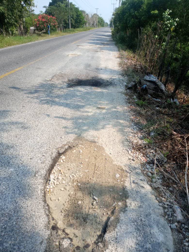 Maquinarias pesadas de Pemex comienzan a destrozar carretera chontal 