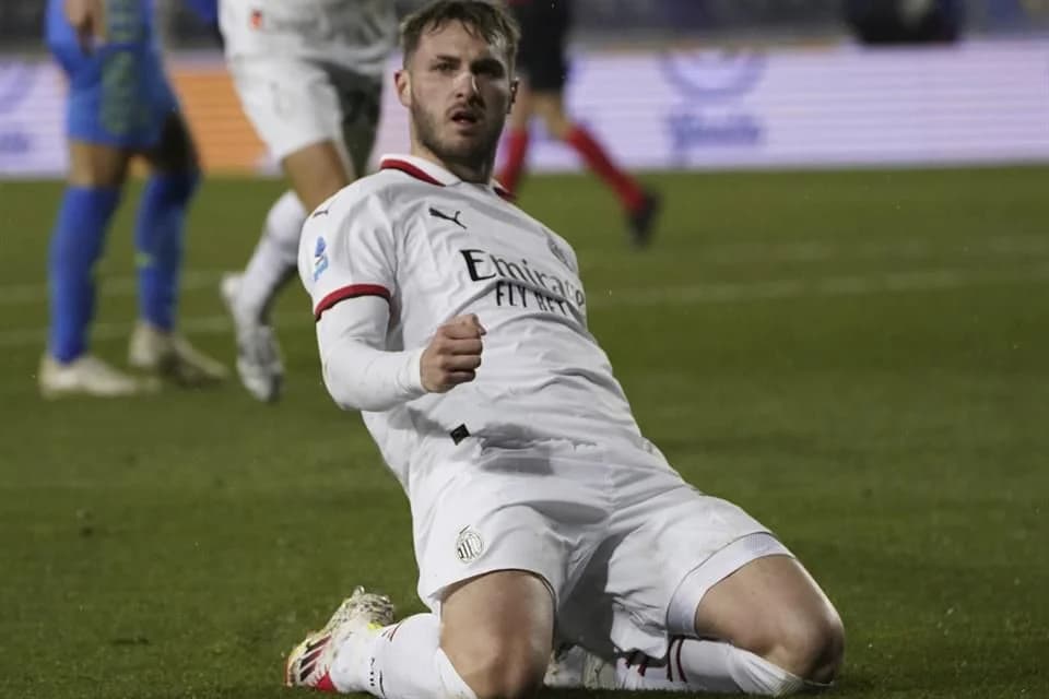 Santiago Giménez anota su primer gol con el Milán 