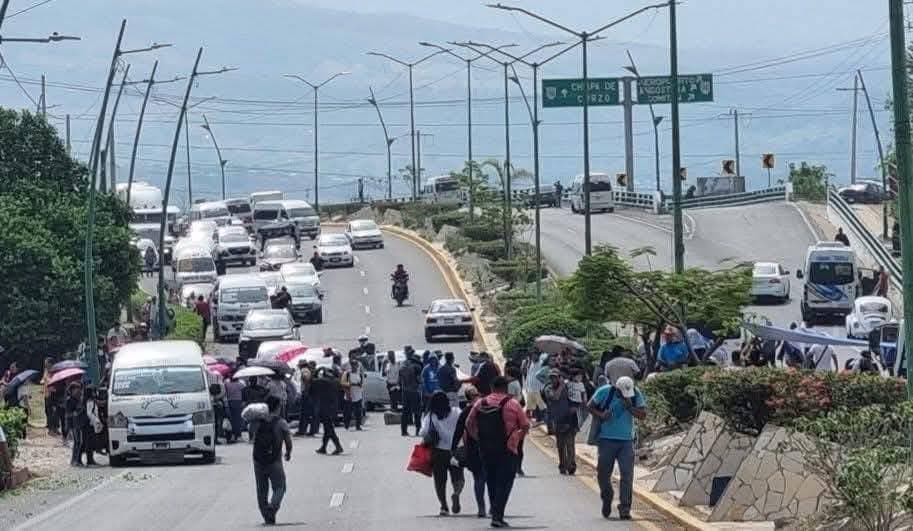 Maestros del CNTE-SNTE bloquean capital chiapaneca 