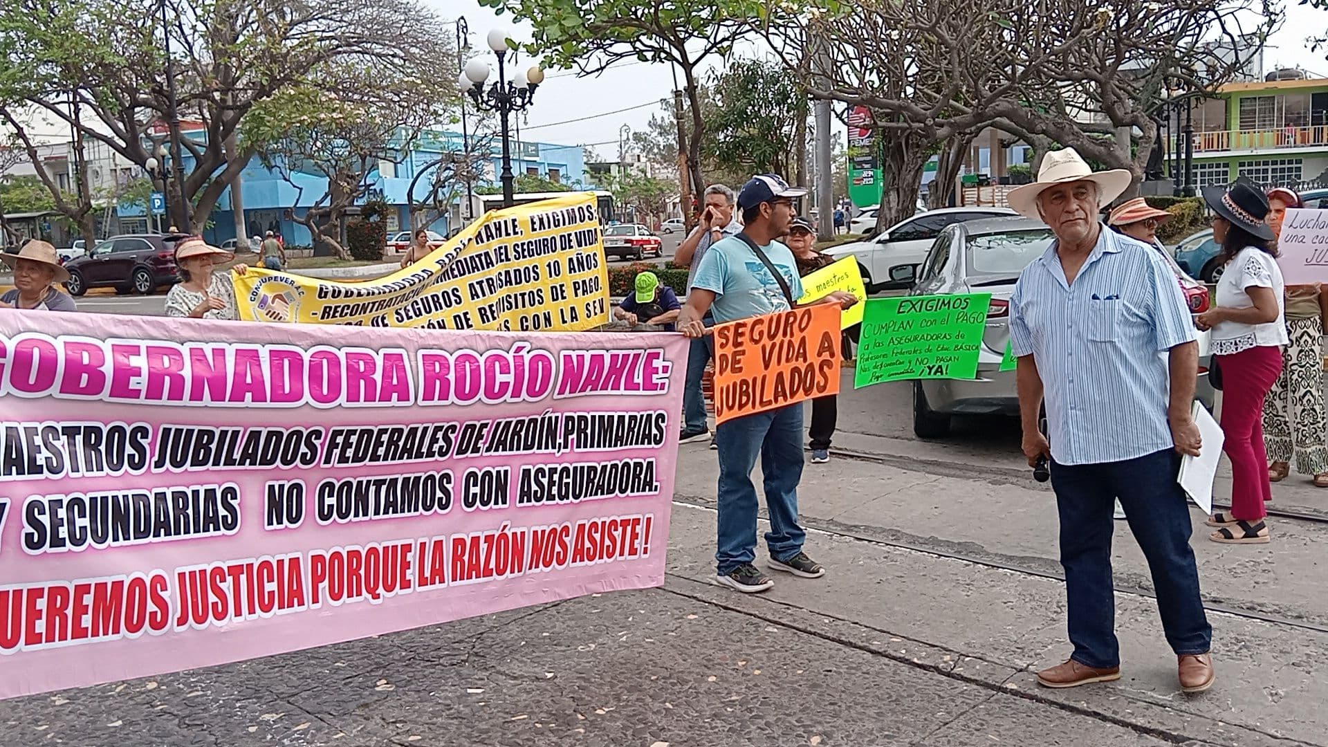 Se plantan maestros jubilados para reclamar pago