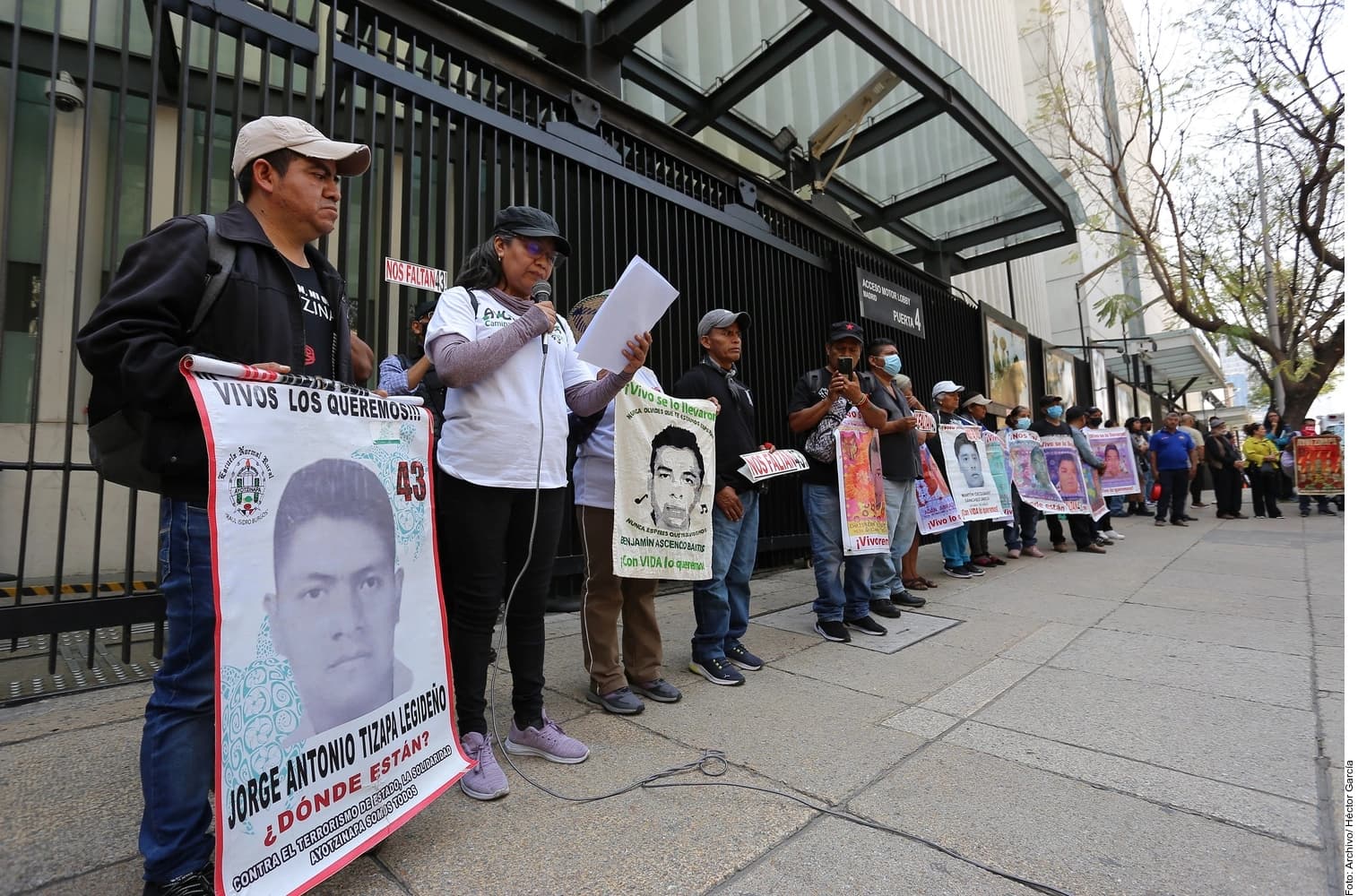 No somos vividores, refutan padres de 43 