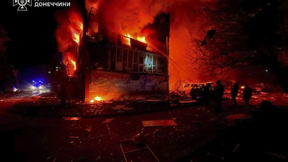 Tras retiro de apoyo de EU, ataque ruso deja 20 muertos en Ucrania