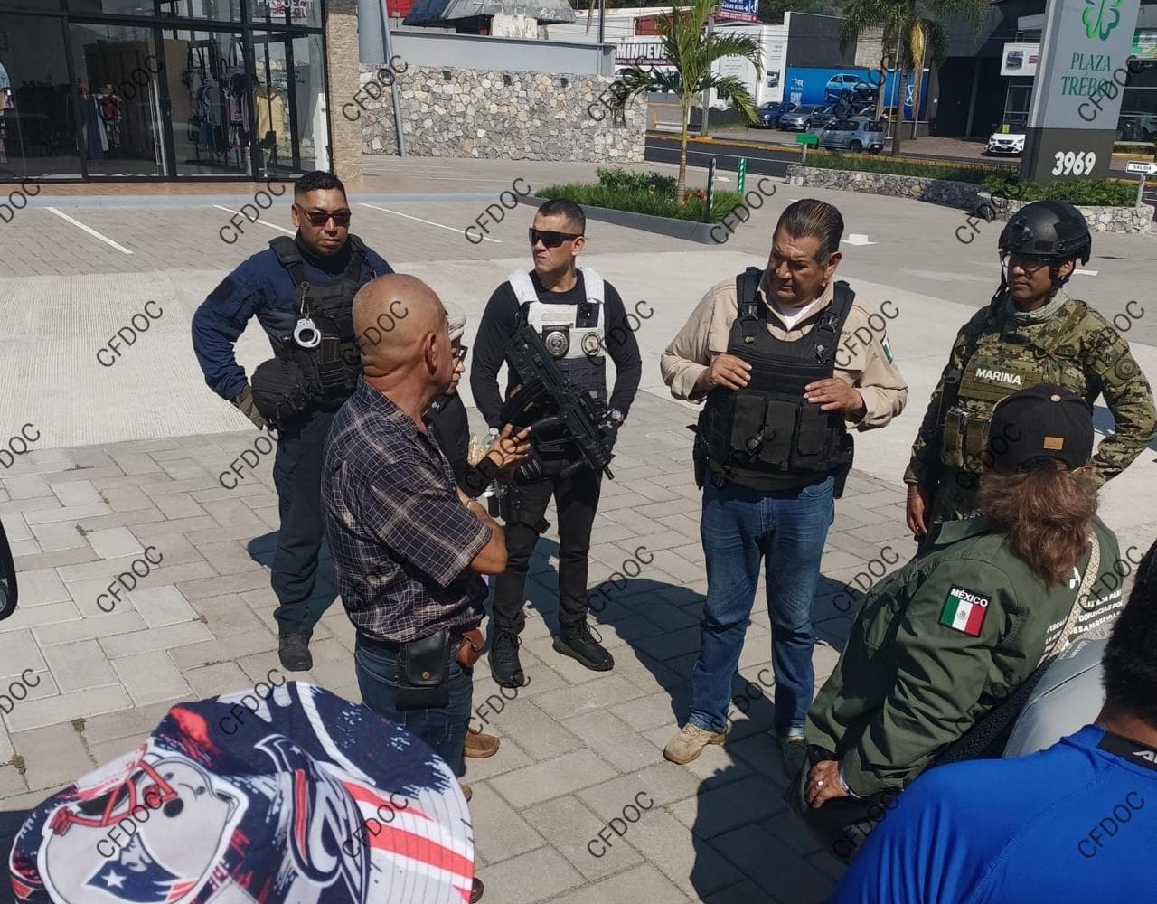 En plaza comercial de Orizaba retiran a madres de desaparecidos