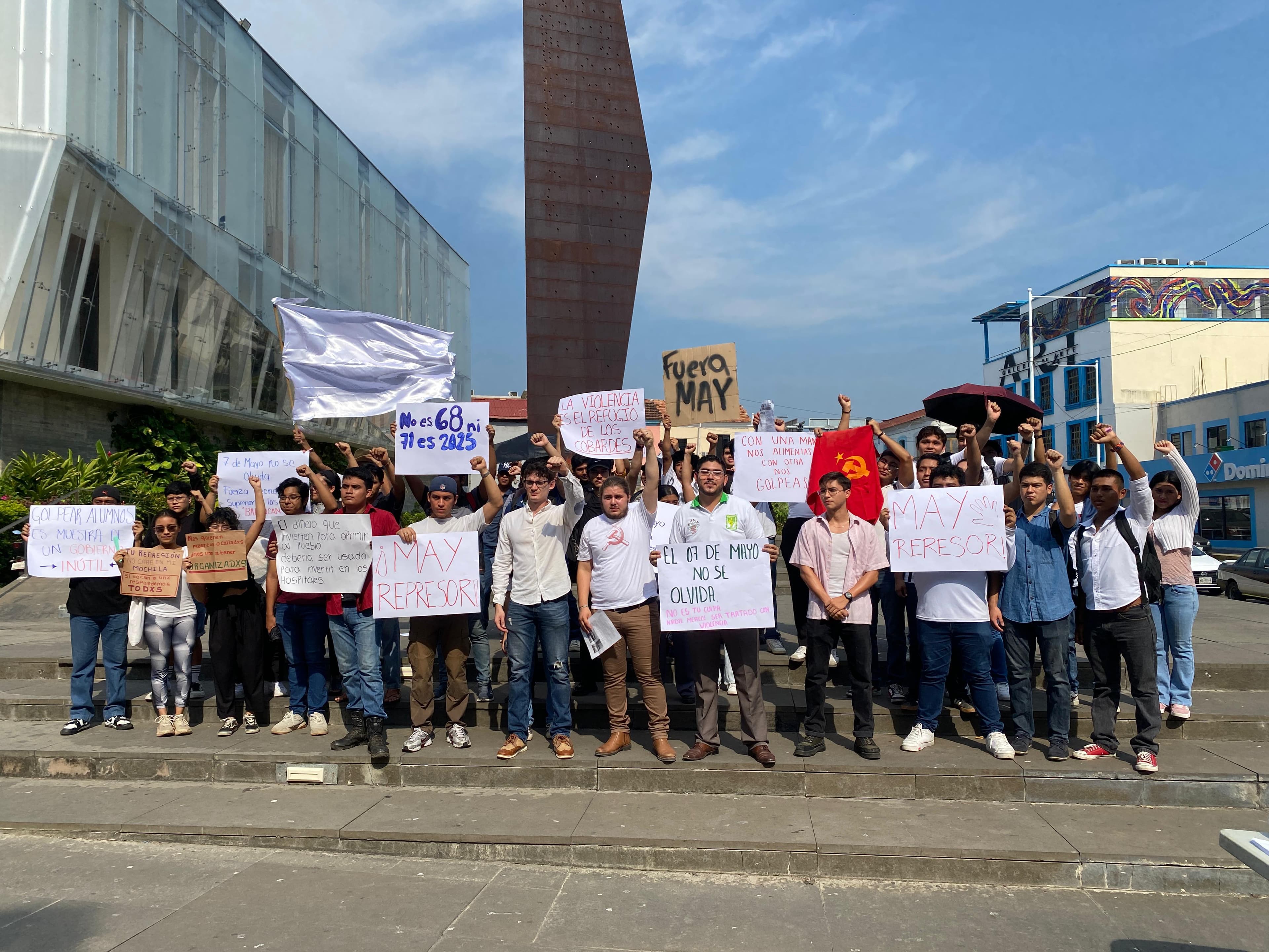 Protestan universitarios por violento desalojo en Tec de Los Ríos