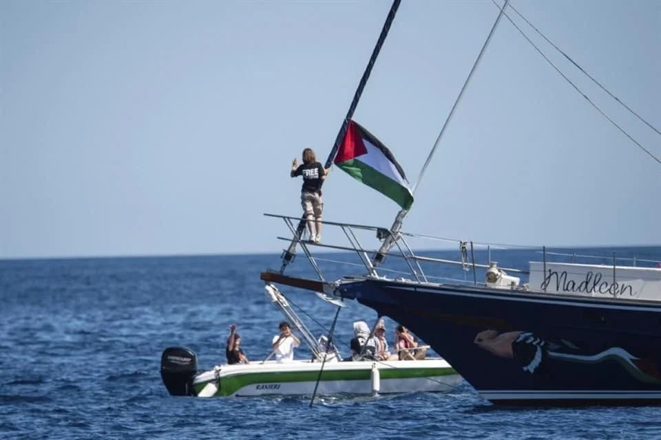 Ordena Israel detener barco en el que viaja Greta Thunberg a Gaza