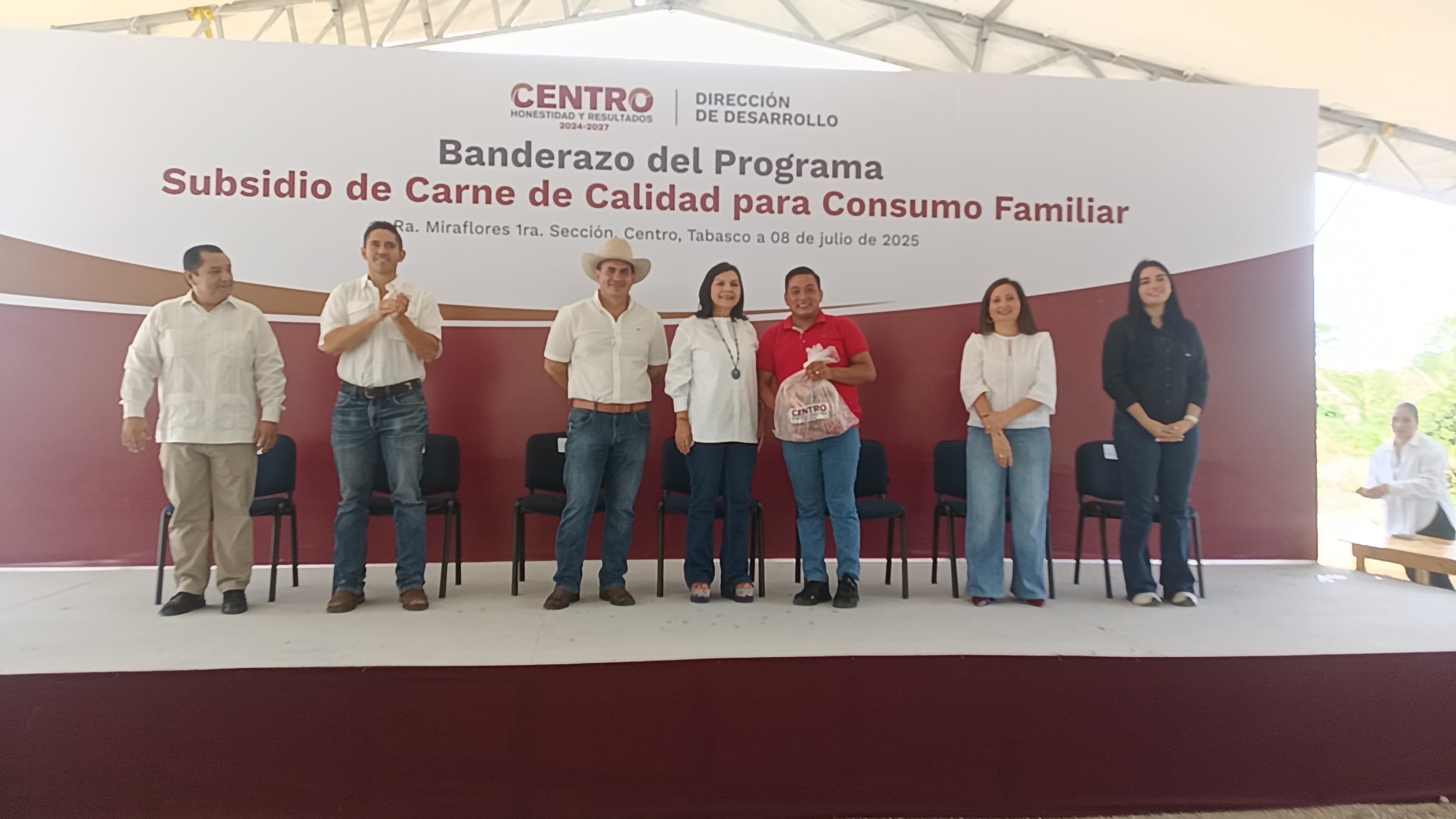 Dotan de carne a familias vulnerables en Centro