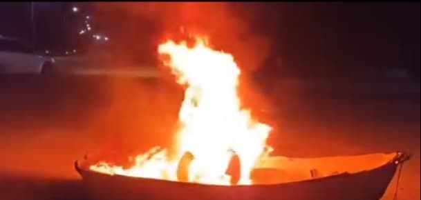 Pescadores queman embarcación en Isla Arena