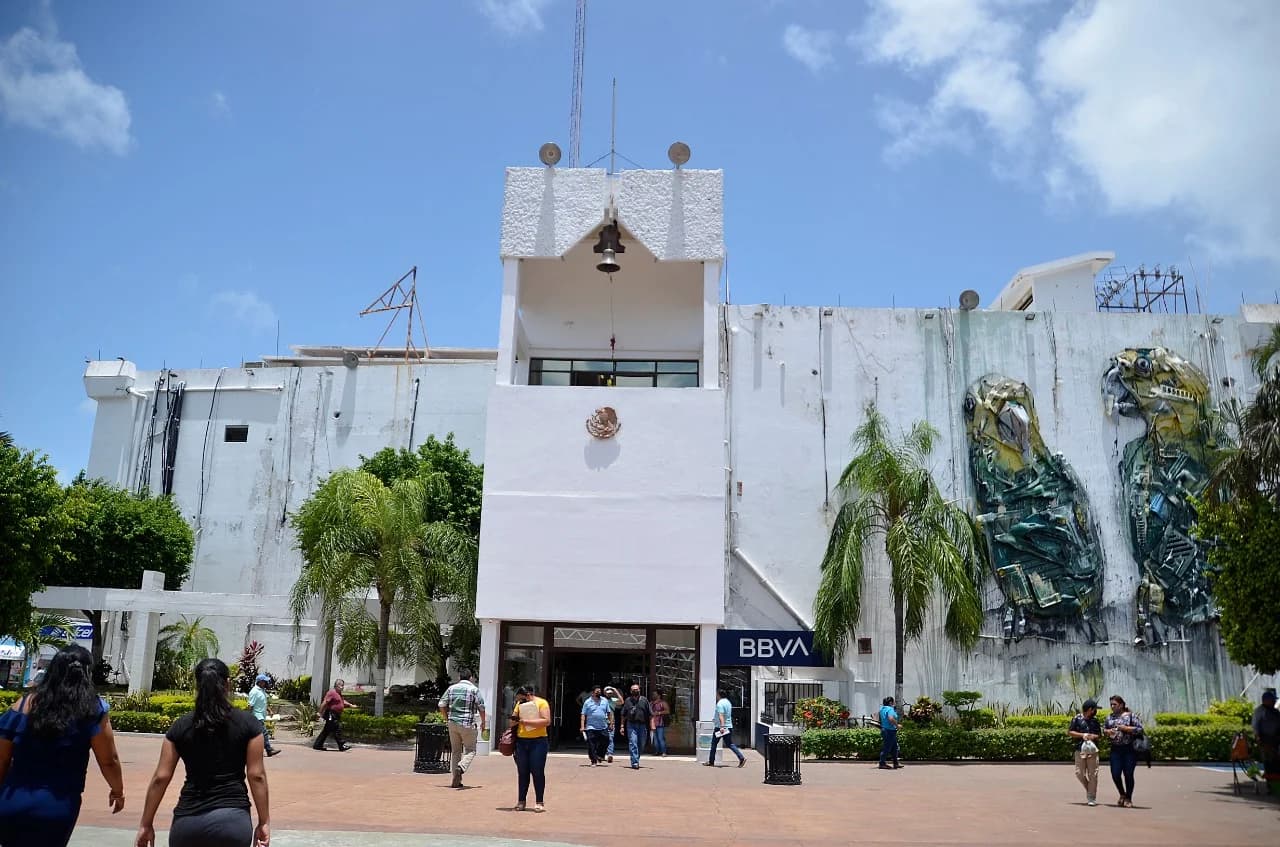 Denuncian salarios atrasados en Ayuntamiento de Cd. del Carmen 