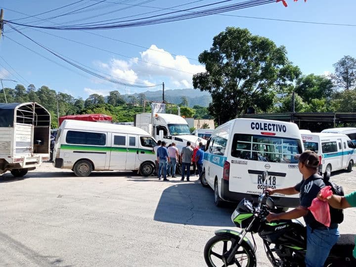 Bloquean transportistas vía Ocosingo-Palenque
