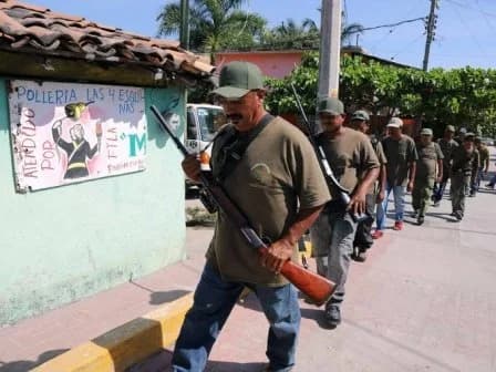 Desfila en Chiapas grupo armado por 5 municipios 