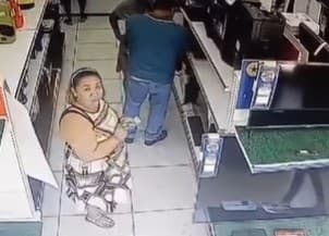 Mujer roba laptop; la lleva entre sus piernas