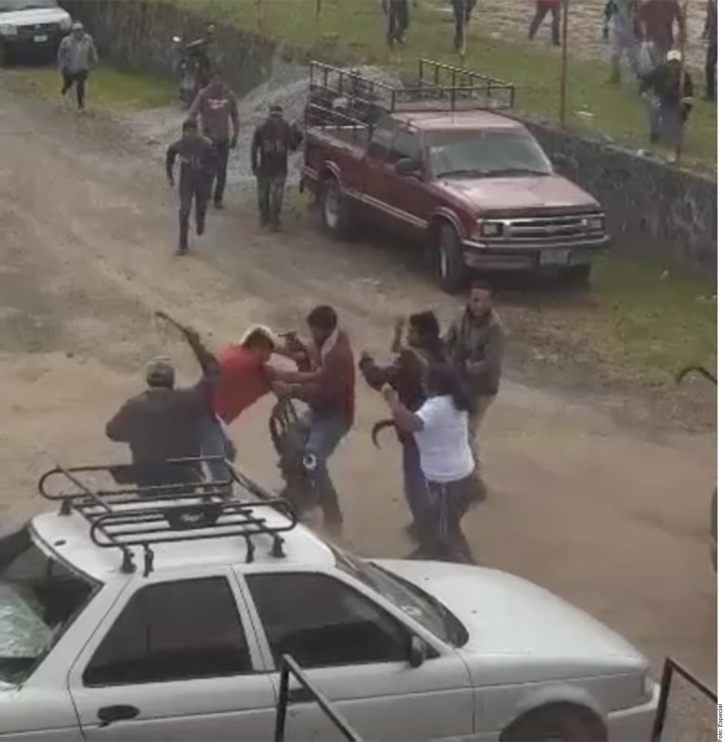 Resisten pobladores extorsión; mueren 14 