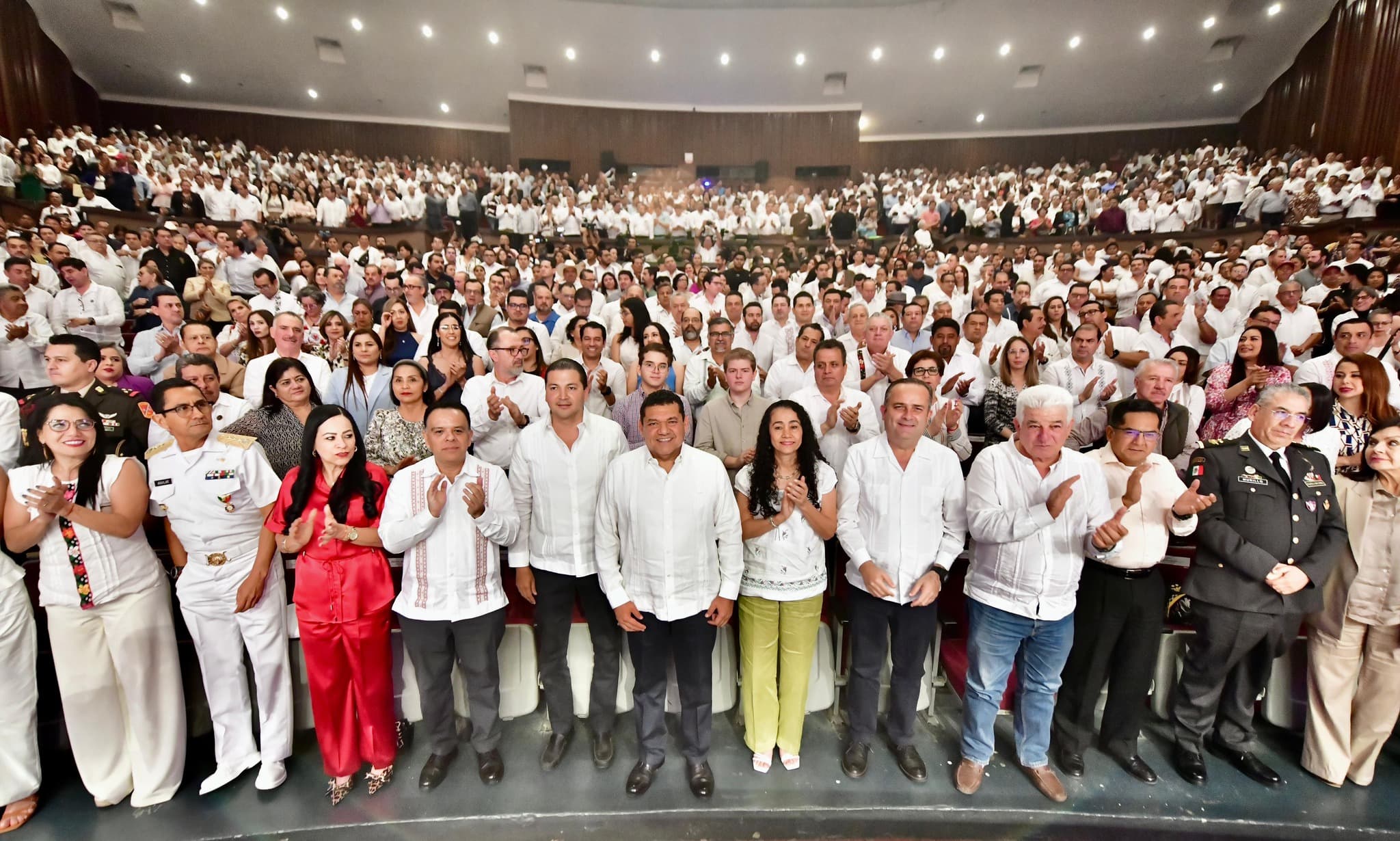 Ajusta Gobierno de May 100 días de claroscuros