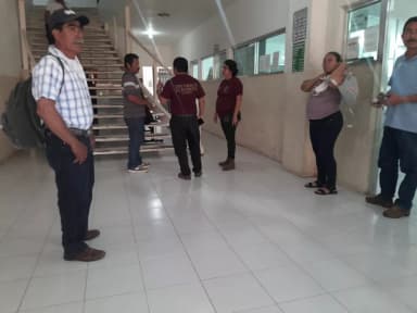 ImagenFamiliares de fallecidos en accidente esperan entrega de cuerpos en fiscalía de Escárcega