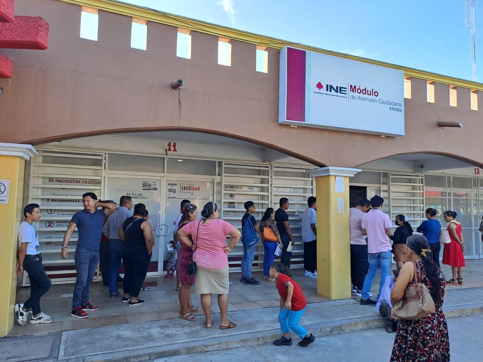 Módulos del INE atenderán hasta las 12 de la noche de este lunes 