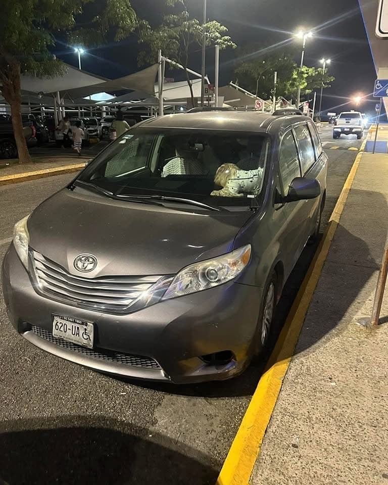 Denuncian perros encerrados en Plaza Altabrisa 