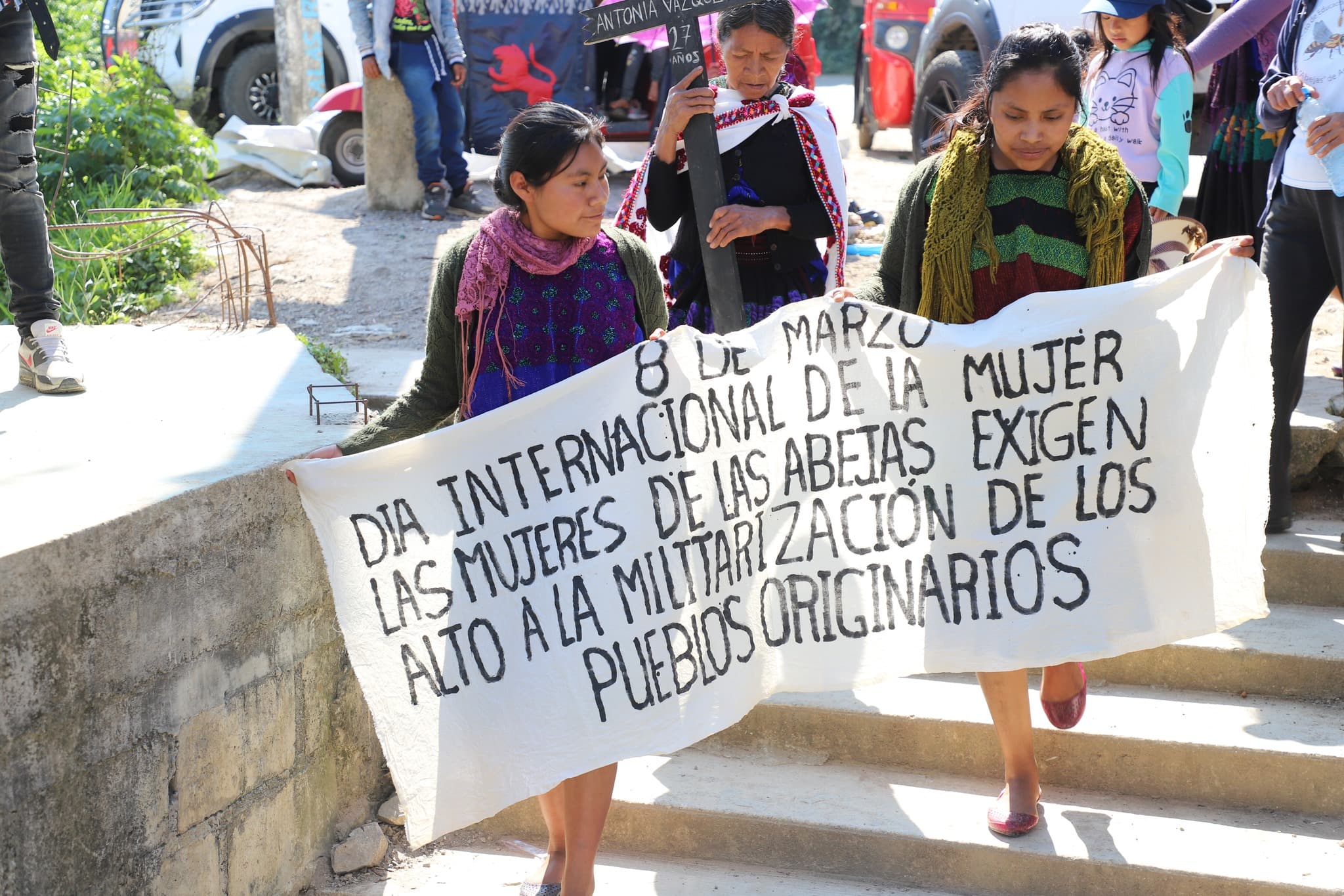 Marchan las Mujeres Abejas en el marco del Día Internacional