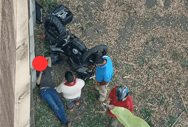 Cae motociclista desde el puente JB Lobos