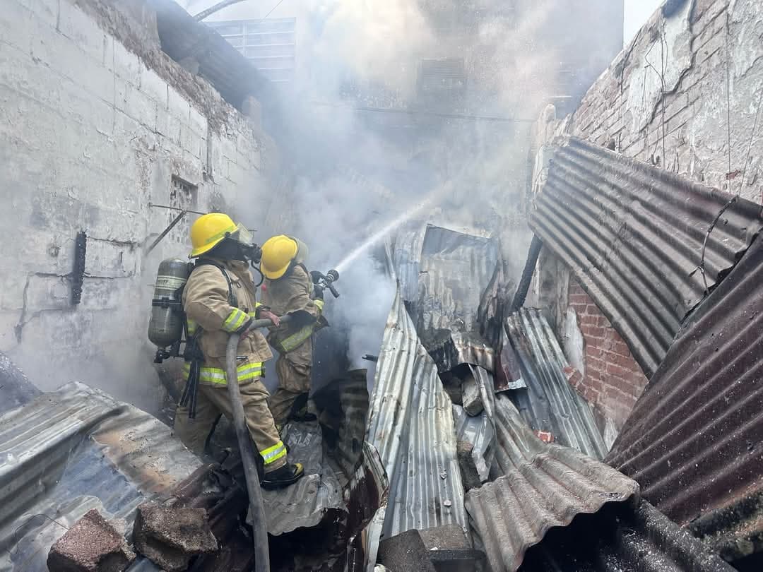 Se incendia bodega de cartón en Bastar Zozaya