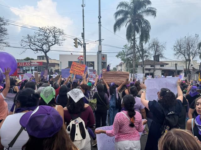 Marchan en la capital veracruzana por ‘8M’