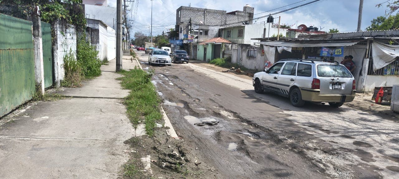 Destrozada vía alterna para llegar al Parque Tabasco durante la Feria 