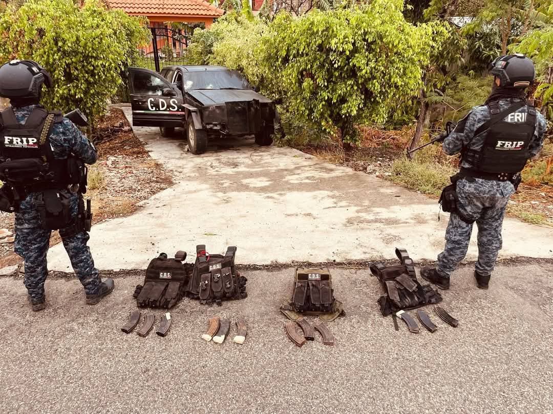 Aseguran camioneta con blindaje y equipo táctico en Chiapas