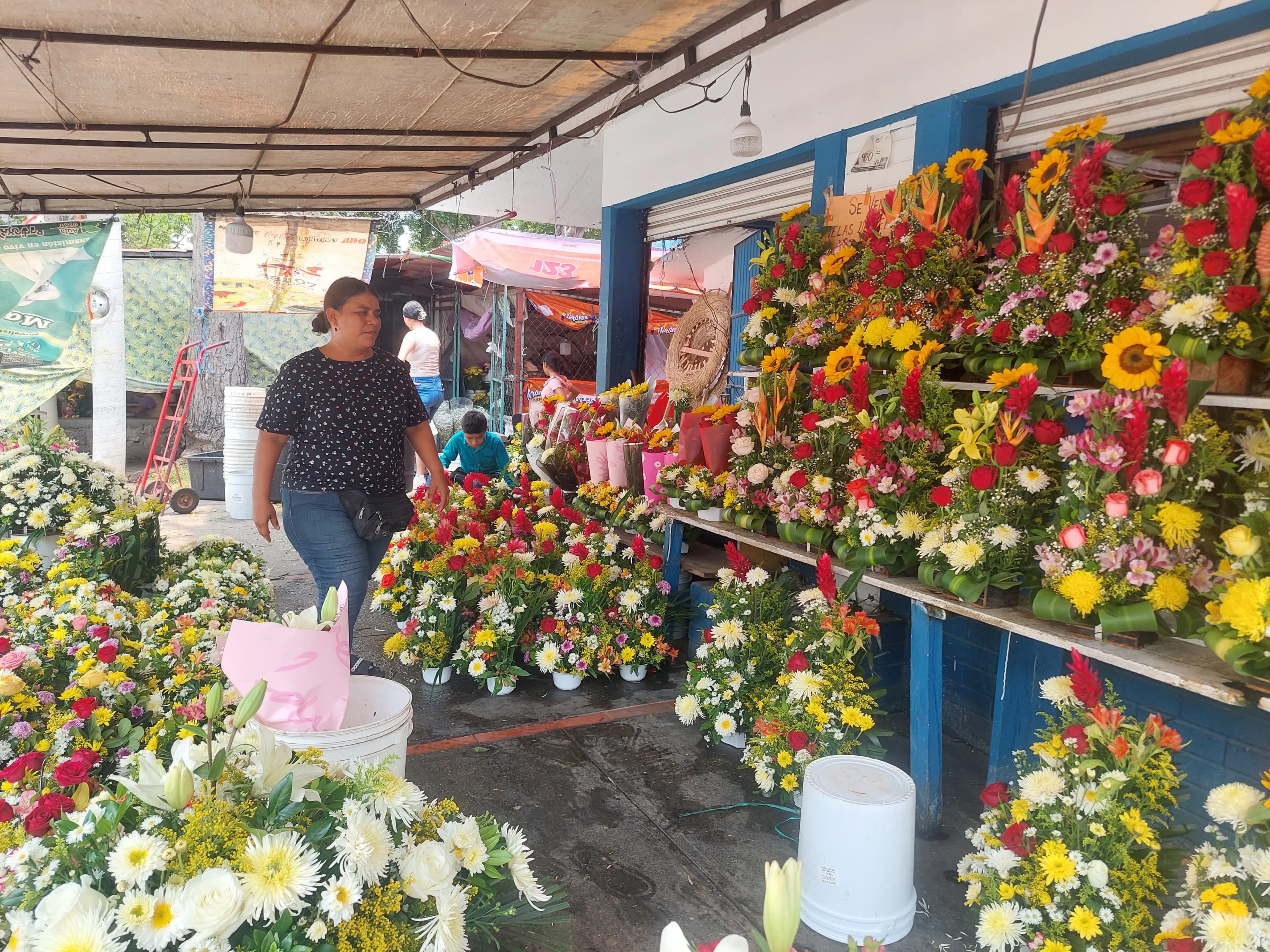 Vendedores de flores estiman repunte de 80%, por Día de las Madres